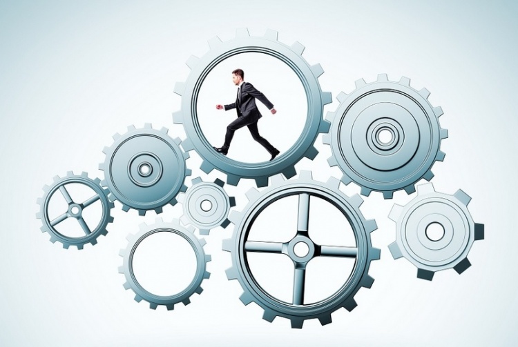 Entrepreneur activant des rouages@w_750